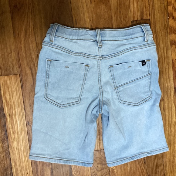 Never worn. Boys Jean short. Medium-8 - Picture 4 of 4